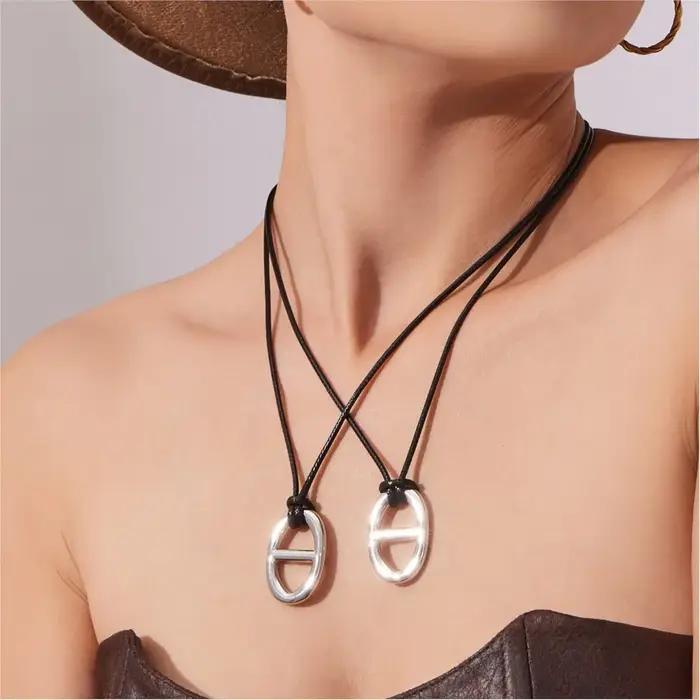Collier en corde de cuir noir avec pendentif lettre H en acier inoxydable plaqué or 18 carats