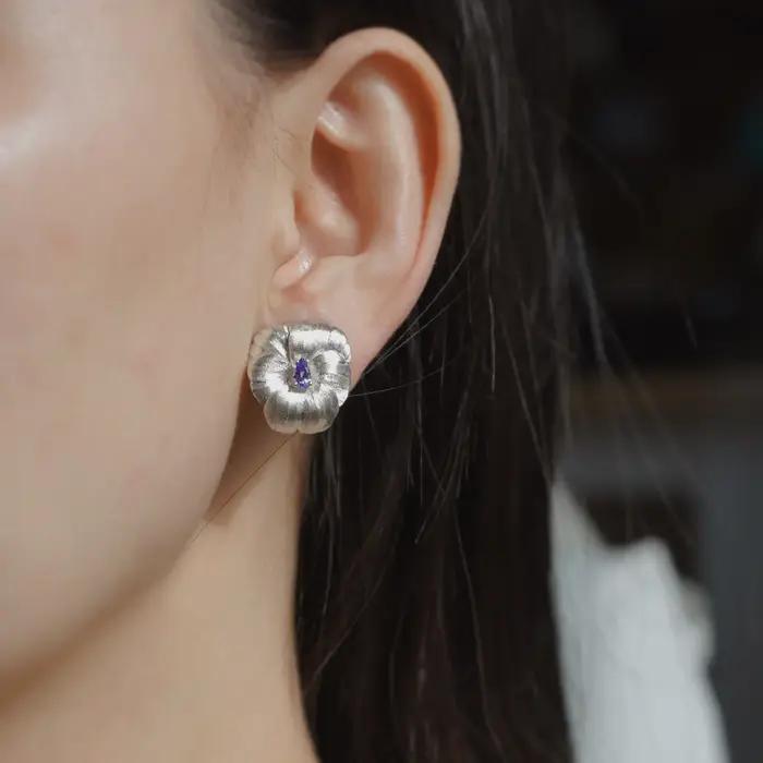 Boucles d'oreilles pour femmes avec pierres florales incrustées design français unique sensation de luxe élégants et modernes pour toutes les occasions