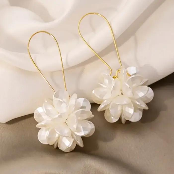 Tempérament blanc perle pétale boule goutte boucles d'oreilles pour les femmes exquise mode corée boucle d'oreille bijoux accessoires cadeau