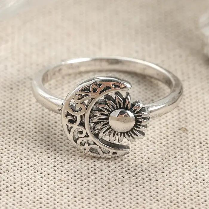 Bague Lune et Soleil Sculptée à la Main Style Bohème Exquise pour Femme – Bijou Vintage Tendance pour Banquets et Célébrations