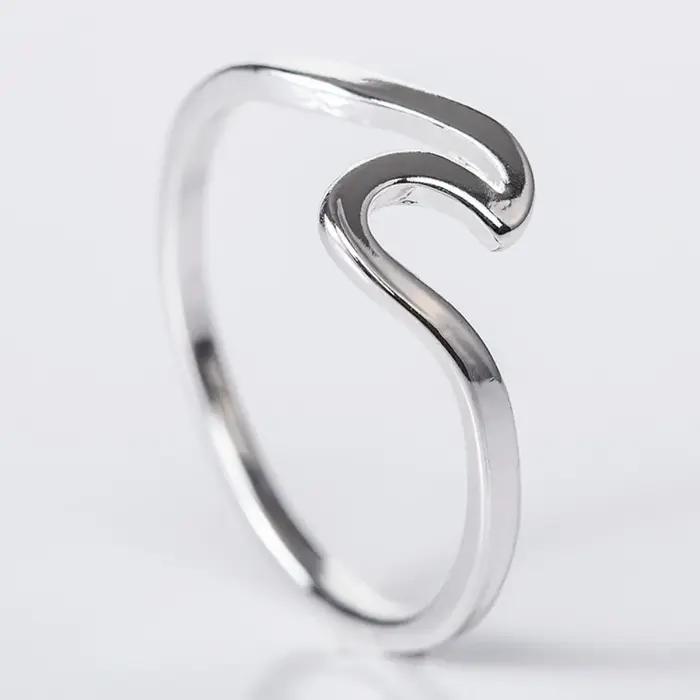 Bague ondulée élégante en acier inoxydable pour femme, design incurvé poli, bijou minimaliste pour l