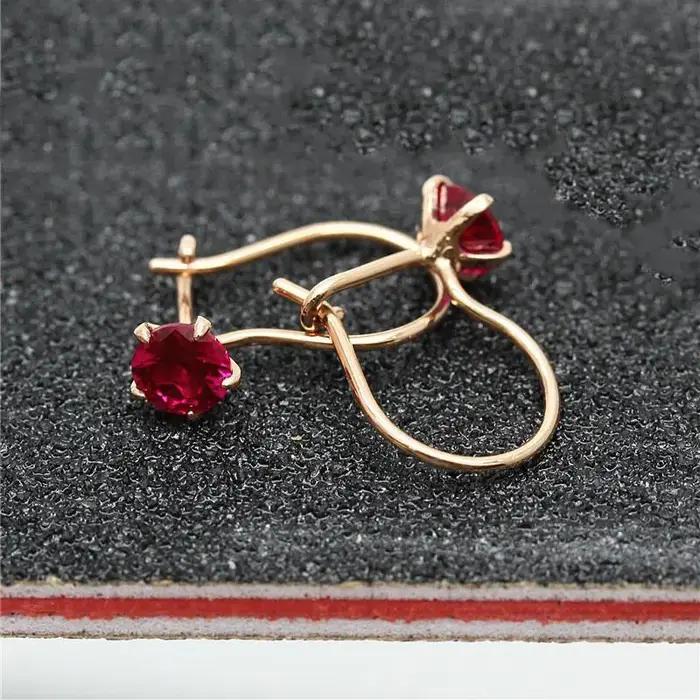 Boucles d'oreilles en or rose et zirconium rouge pour femmes, bijoux élégants et doux, parfait pour l'engagement et les occasions spéciales