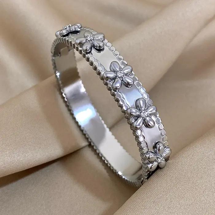 Bracelet en acier inoxydable avec incrustations de fleurs et strass pour homme et femme occasions spéciales cadeau romantique chic minimaliste