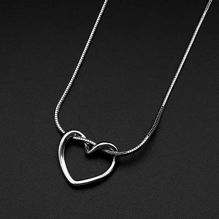Collier chaîne serpent torsadé en acier inoxydable avec pendentif coulissant en forme de cœur creux