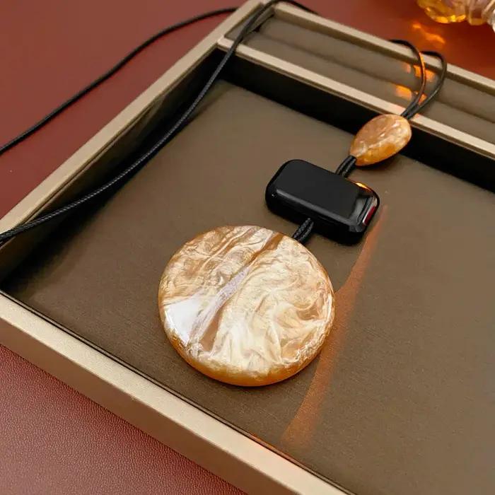 Collier pendentif en résine plate couleur café