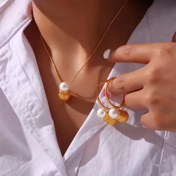Pendentif en acier inoxydable serti de perles d'eau douce en forme de cacahuète pour femmes occasions spéciales collier et boucles d'oreilles ensemble de bijoux minimaliste