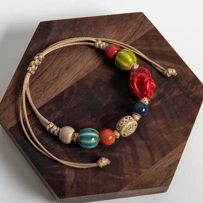Bracelet en céramique coloré fait à la main avec centre de pierre rouge