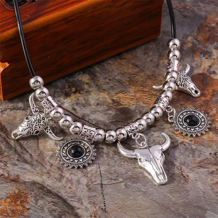 Collier bohème en alliage avec pendentif tête de taureau