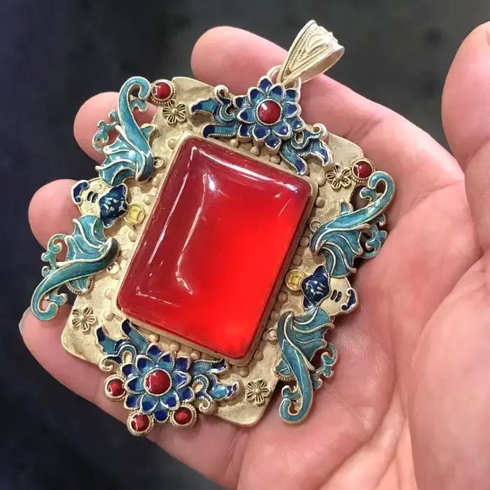 Pendentif vintage en émail cloisonné incrusté d'une gemme carrée rouge, motif floral sculpté, collie