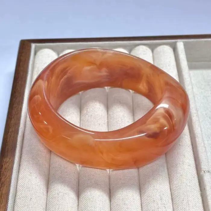 Bracelet en résine avec motif géométrique pour femmes et filles, élégant et moderne pour toutes les occasions spéciales
