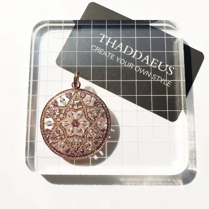 Pendentif fleur, ornement