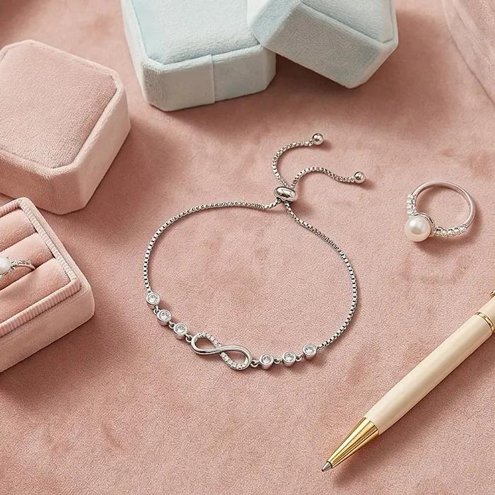 Bracelet réglable en forme de symbole d'infini en plaqué argent avec zircons brillants pour femmes occasions spéciales