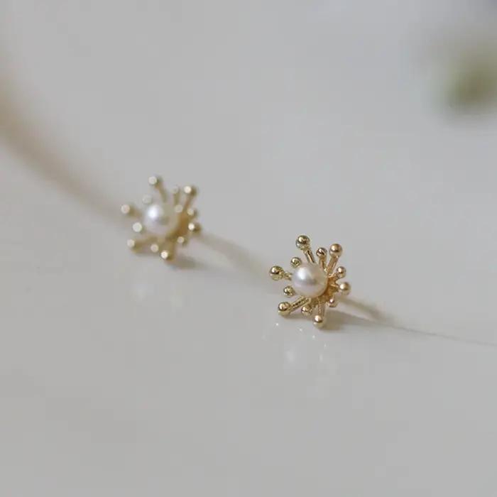 Boucles d'oreilles clous mini fleurs en perles couleur or pour femme