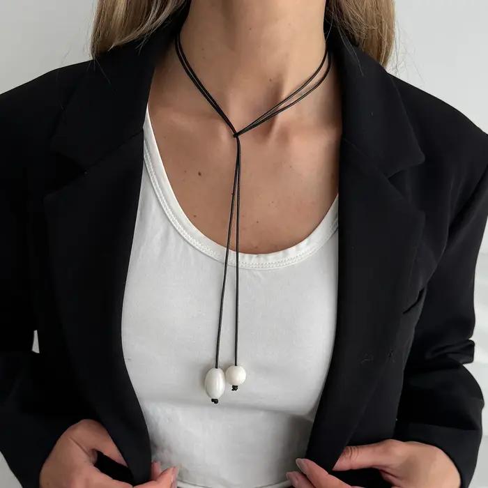 Collier avec pendentif en résine transparente pour femmes