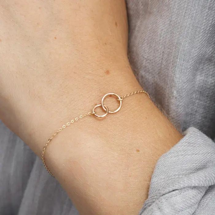 Bracelet en acier inoxydable or avec chaîne délicate cercles imbriqués pour femme style minimaliste déplacements quotidiens rencontres