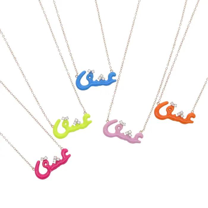 Collier avec lettres d'amour en émail néon arc-en-ciel coloré