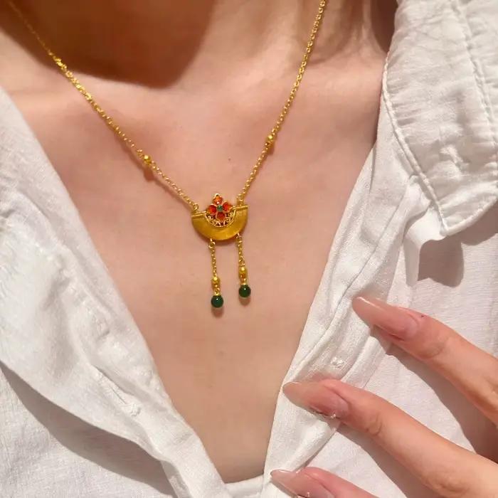 Collier en éventail brossé style ethnique avec petites fleurs et émail rose léger pour femmes, bijou de luxe avec pompons et chaîne de clavicule, idéal pour les anniversaires et autres occasions spéciales