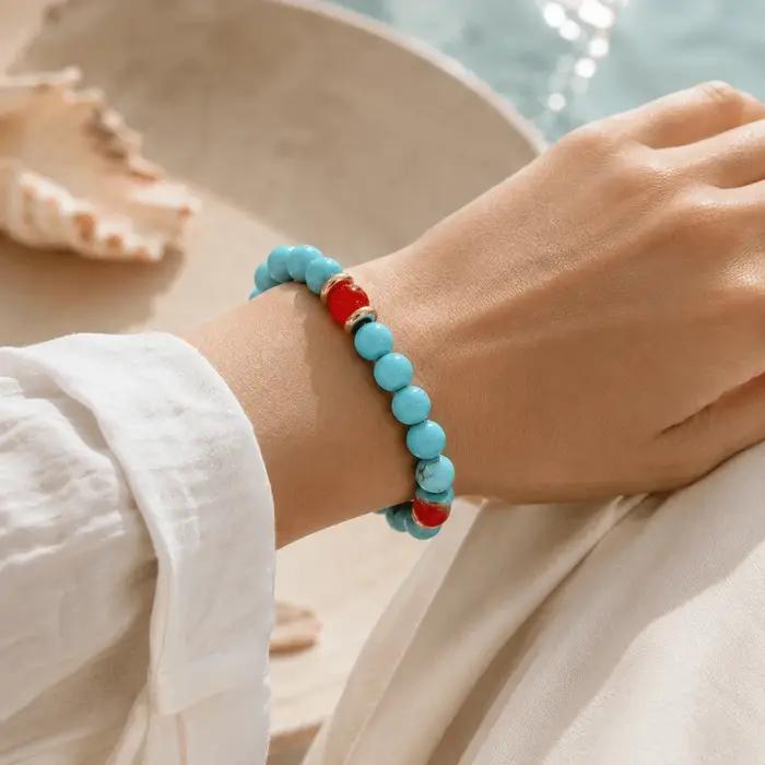 Un bracelet vintage de style bohème avec des perles rouges et vertes contrastées - parfait pour un usage quotidien