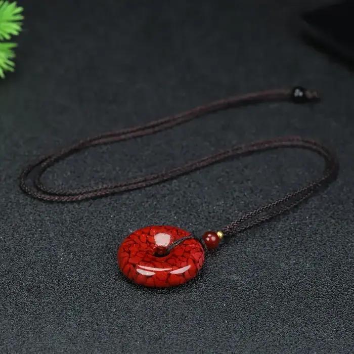 Perles dorées ornées d'un pendentif en pierre de sable rouge élégant