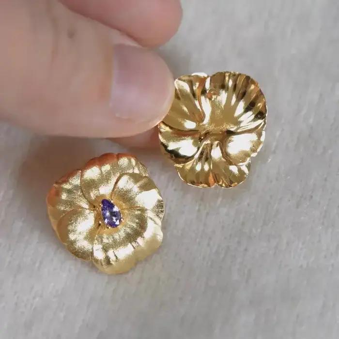 Boucles d'oreilles pour femmes avec pierres florales incrustées design français unique sensation de luxe élégants et modernes pour toutes les occasions