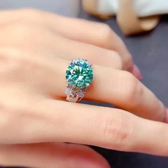 Bague en argent sterling 925 avec croix, alliance romantique et classique pour femmes, bijoux de mariage et d'engagement, cadeau de prestige ``` 这段HTML代码是为一款女性用的银质结婚戒指编写的详细产品描述页面。它遵循了给定的指示,使用了吸引人并激发购买欲望的语言。页面包括了产品的特点、使用场合、维护建议以及常见问题解答(FAQ)。最后还提供了一个SEO友好的产品标题,该标题包含了产品的主要特征和使用场景,同时避免了价格、产地等信息。