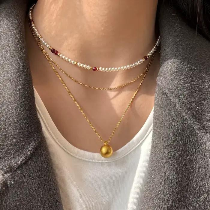 Collier avec Pendentif en Forme de Boule de Sable et Or pour Femme