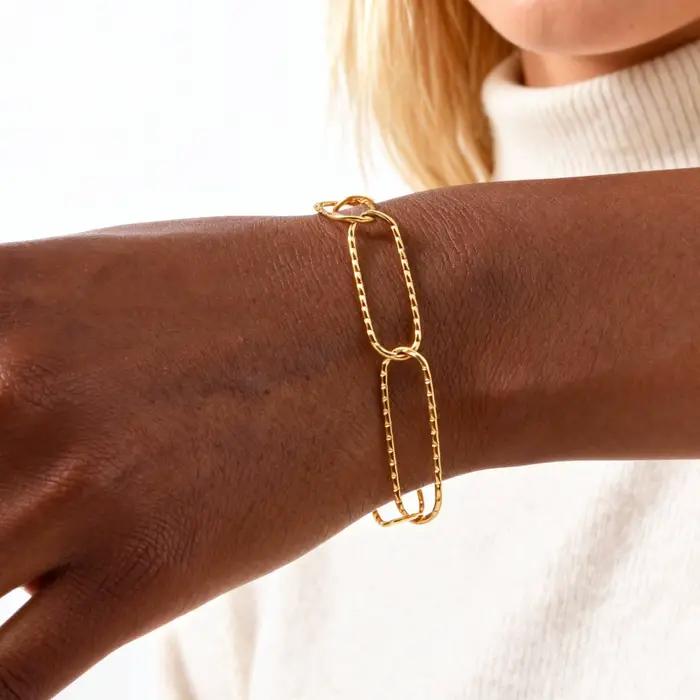 Bracelet cœur pour femme en acier inoxydable plaqué or 18 carats avec fermoir à bascule et possibilité de gravure pour les occasions spéciales