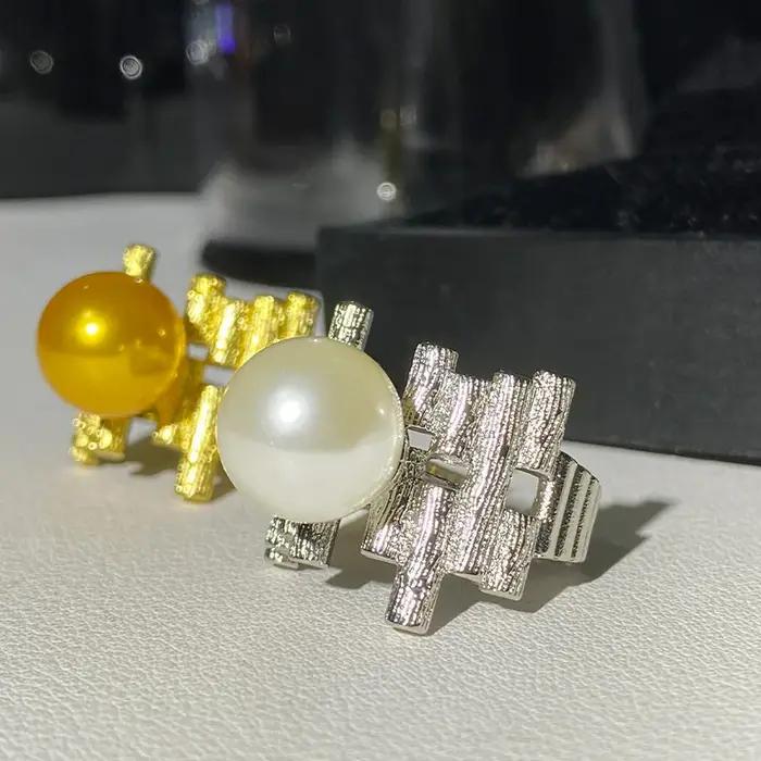 Bague de déclaration en perle métallique pour femmes, design unique, style moderne, bijou de luxe pour occasions de fête