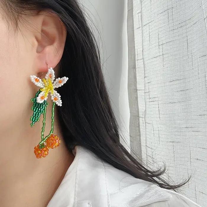 Boucles d'oreilles longues élégantes en forme de fleur
