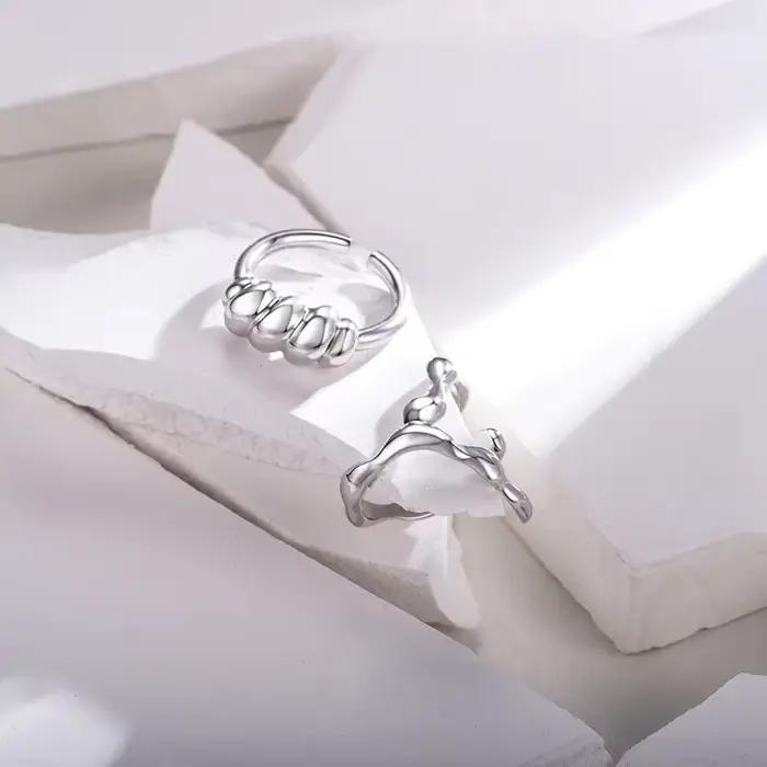 Bague ajustable torsadée à texture irrégulière couleur argent pour femme