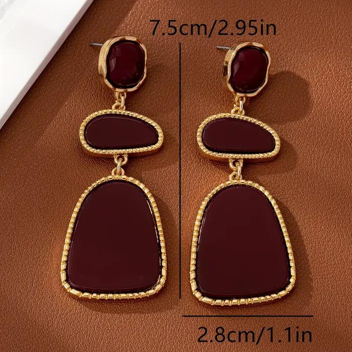 Une paire de boucles d'oreilles légères de luxe, sexy, tendance, à la mode, décontractées et polyvalentes pour femmes