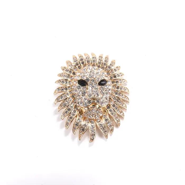 Broche Tête de Lion, Bijou Statement pour Tenues Élégantes, Cristaux Scintillants, Design Texturé, I