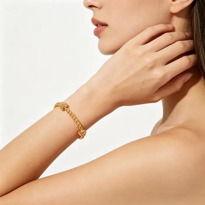 Bracelet jonc torsadé géométrique élégant pour femme plaqué or 18 carats acier inoxydable bijou de créateur occasions spéciales femmes style mode soirée anniversaire voyage
