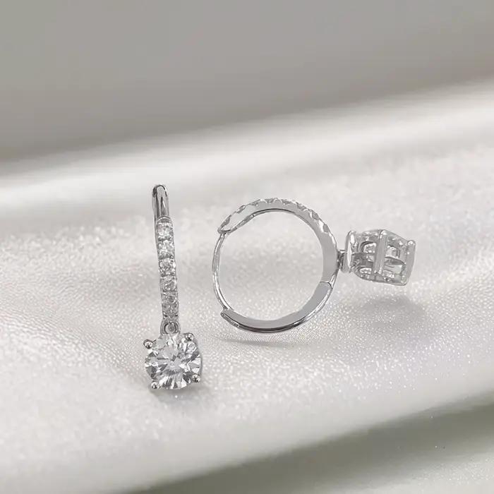 Boucles d'oreilles pendantes en or blanc 18 carats avec diamants ronds cultivés en laboratoire