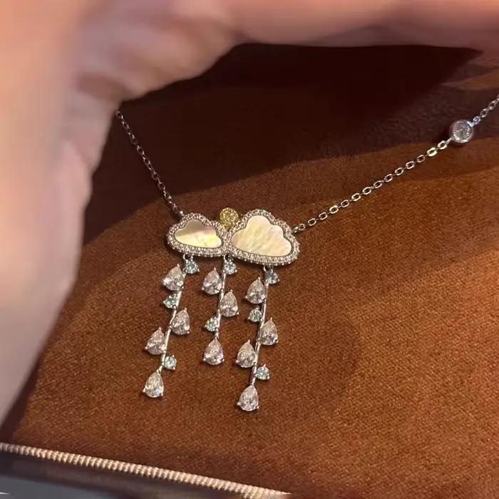 Collier de luxe de haute qualité avec pendentif exquis en forme de goutte de pluie de fritillaire blanche de style doux