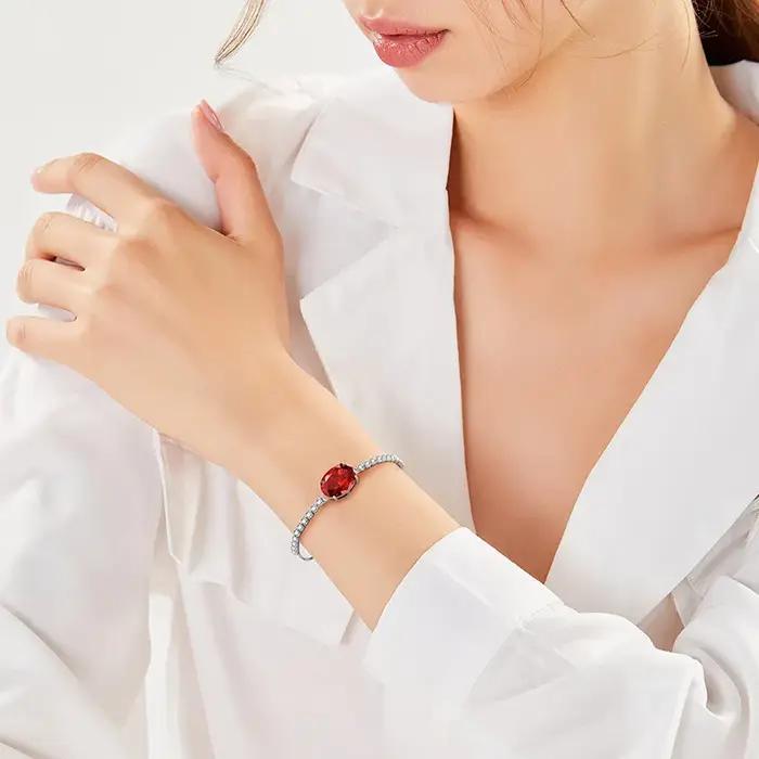Un bracelet luxueux en argent sterling 925 avec pierres précieuses colorées
