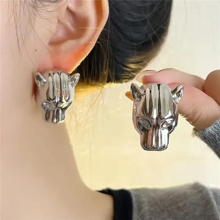 Boucles d'oreilles tête de léopard en émail rétro européen pour femmes