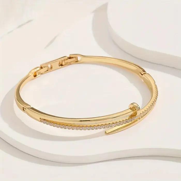 Un bracelet réglable en cuivre incrusté de zircon avec un design doux, romantique et de niche, parfa