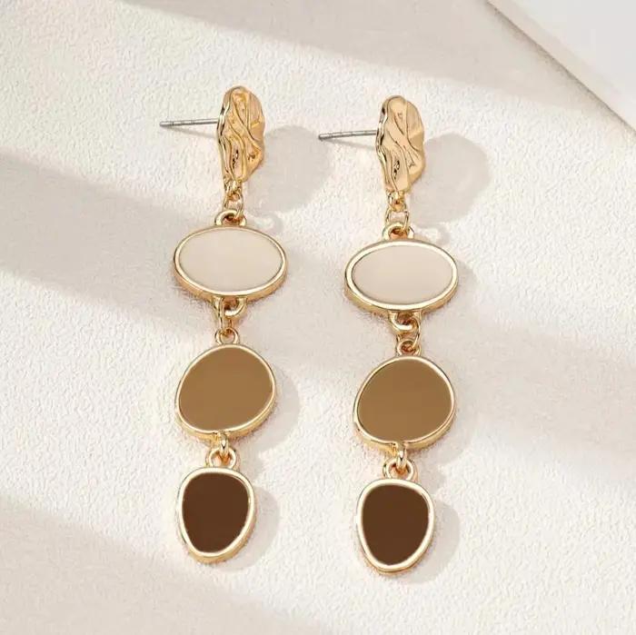 Une paire de boucles d'oreilles tendance et décontractées pour femmes