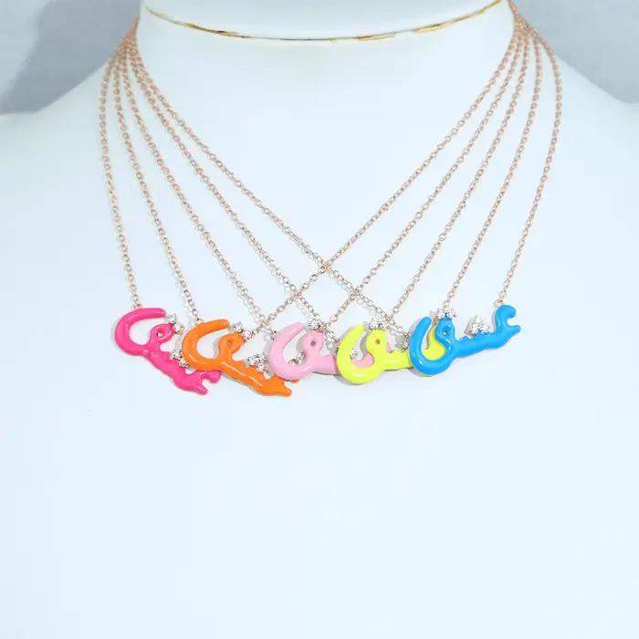 Collier avec lettres d'amour en émail néon arc-en-ciel coloré