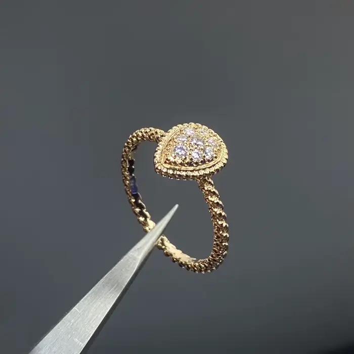 Bague goutte d'eau entièrement sertie de diamants en or 18 carats électroplaqué avec anneau ouvert.