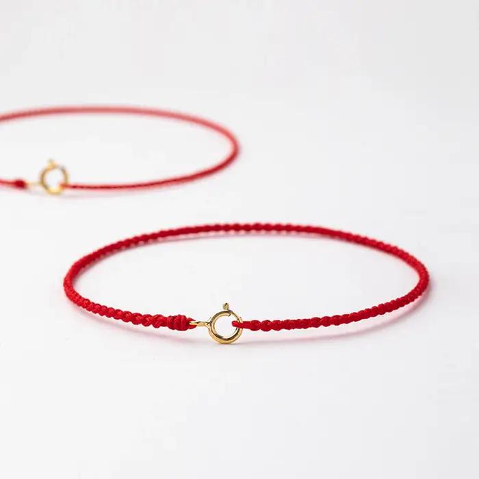 Bracelet à cordes rouges fait à la main avec fermoir plaqué or