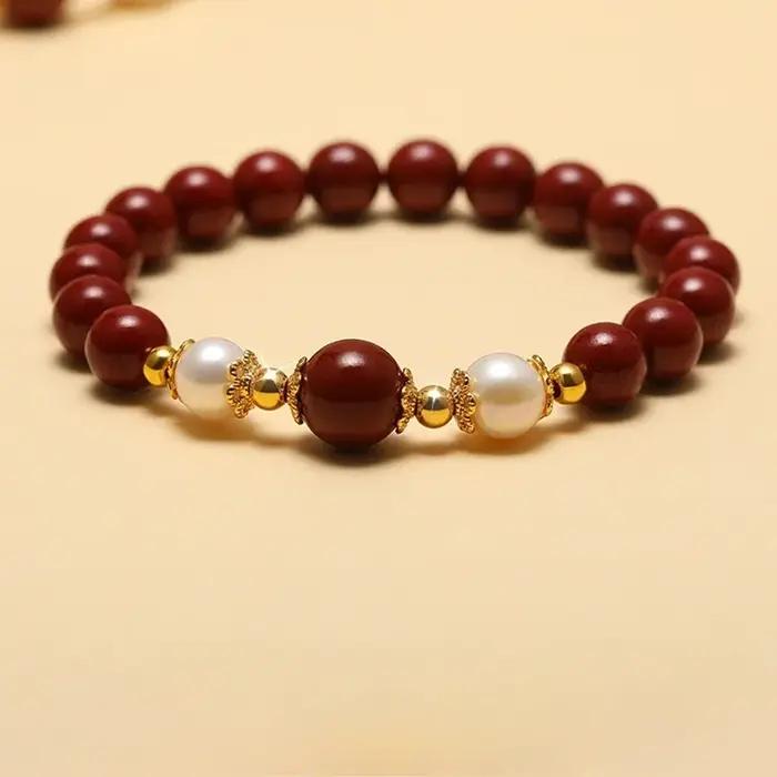 Le nouveau bracelet cinabre est simple et polyvalent, à la mode et nouveau.