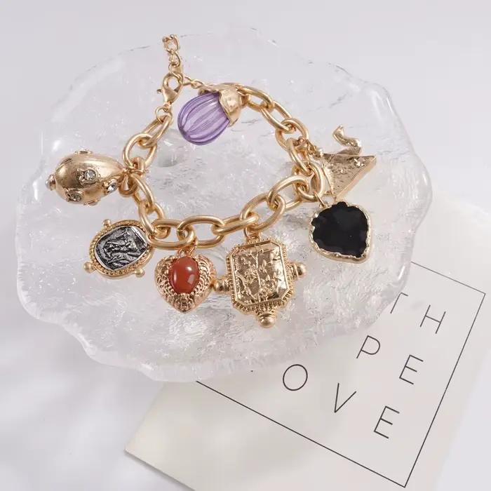 Bracelet à breloques dorées