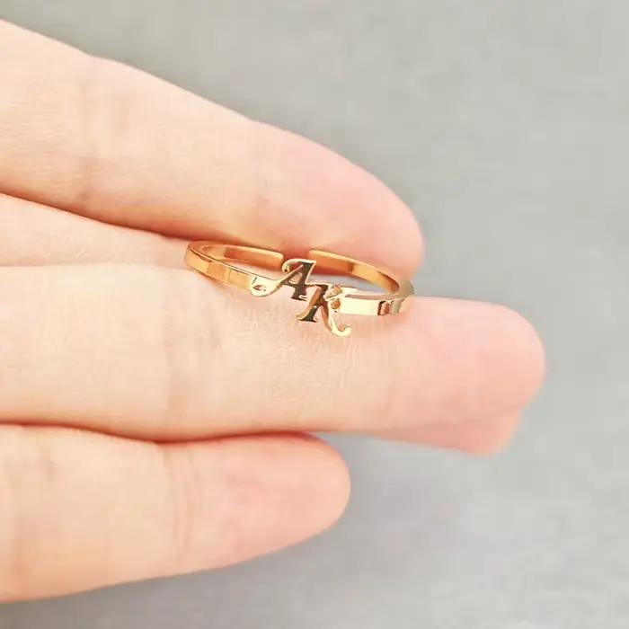 Bague de luxe en acier inoxydable avec initiales personnalisées
