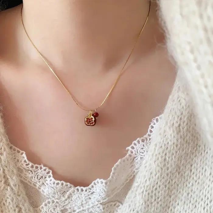 Collier pendentif grenade rouge avec breloque fruit mignon chaîne de clavicule bijou cadeau pour femme occasions spéciales
