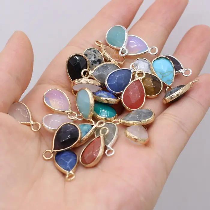Charm en pierre naturelle semi-précieuse en forme de goutte d'eau avec bord doré pour colliers et bracelets élégants et personnalisables pour femmes occassions spéciales