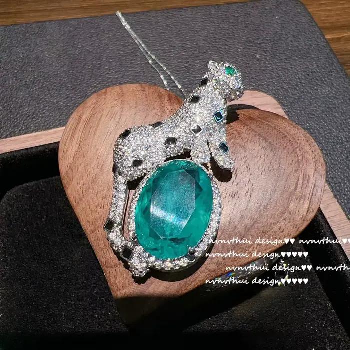 Collier pendentif léopard en pierres précieuses émeraude taillées ovales de luxe avec JOWomen
