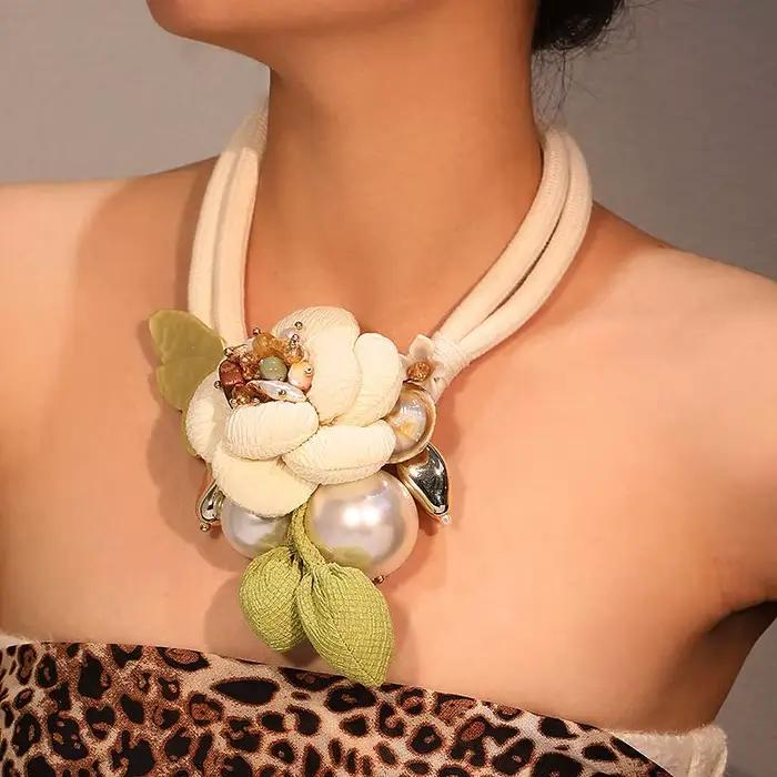 Collier Boho avec motif de fleurs et de papillons pour femmes, bijoux tendance pour fête de mariage