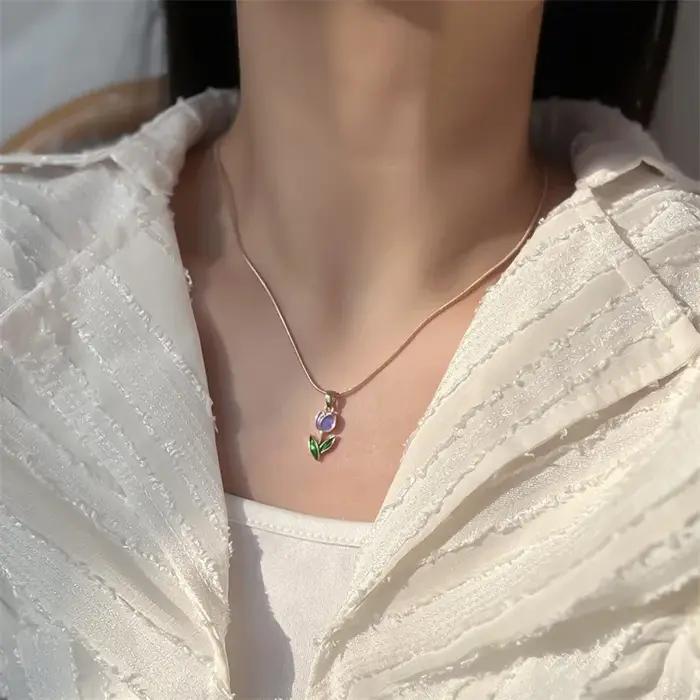 Collier pendentif fleur de tulipe en émail vintage élégant pour femme